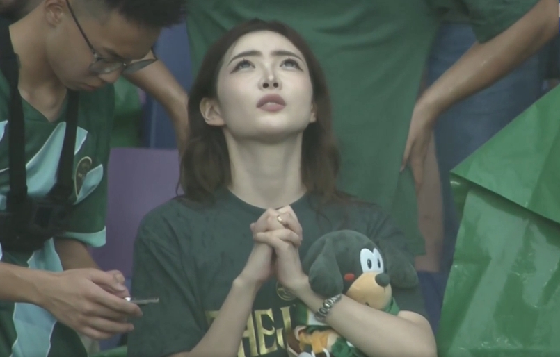浙江队最美球迷空姐变身幸运女神 看台祈祷助球队主场全胜